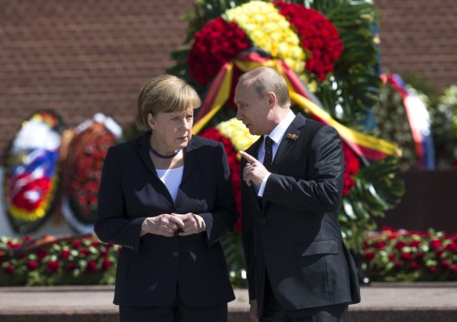 Επέτειος της νίκης κατά των ναζί: Μέρκελ και Πούτιν κατέθεσαν στεφάνι στη Μόσχα